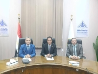 رئيس جامعة بنها يتابع التطبيقات التكنولوجية التي تنتجها شركة بداية لتسويق خدمات الجامعة
